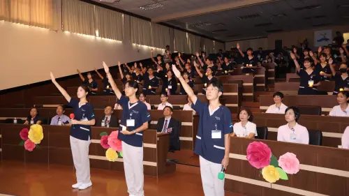 ▲中山大學護理系於首屆典禮中，全臺首創以中文、台語及英文三種語言，帶領全體學生進行宣誓。（圖／中山大學提供）