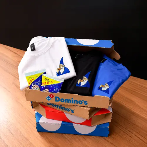 ▲老爺爺造型「達美樂 x 科學麵跨界潮衣」。（圖／達美樂dominos.com.tw）