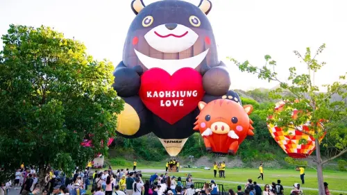 高雄熱氣球吸逾8萬人潮湧月世界　國慶連假移師愛河