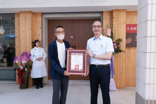 ▲陳仁龍校長(右)致贈感謝狀給王克文董事長(左).（圖／嶺東提供）