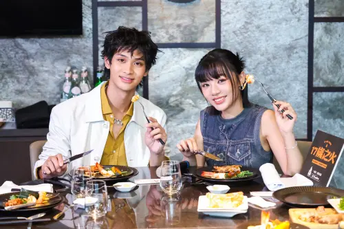 ▲木木（右）將擔任全新料理實境節目《17歲之火》主持人，今與FEniX夏浦洋（左）一起出席記者會。（圖／踢帕娛樂提供）