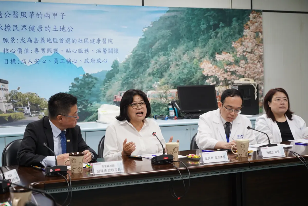 ▲王美惠邀衛福部視察嘉義醫院，並拋出居家安全補助政見，將擴大長者居家安全補助的適用對象。（圖／王美惠國會辦公室提供）