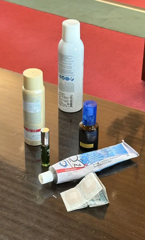 ▲盧秀燕的助選6小物（由遠至近）保濕噴霧、防曬噴霧、蜂膠喉嚨噴劑、綠油精、過敏藥膏、OK繃。（圖／記者顏幸如攝，2026.10.05）