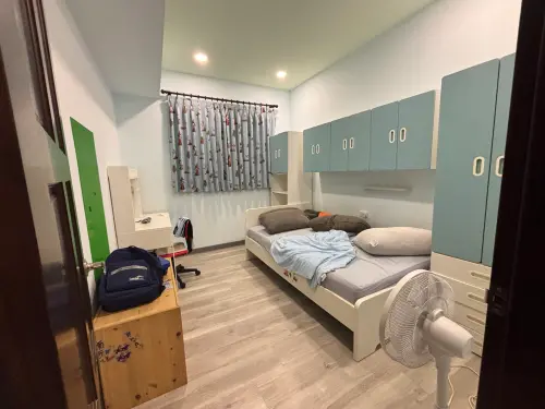 ▲記者今年6月實測特力屋兒童房改裝，圖為改造前舊有藍色系統櫃原貌，後來透過特力屋以約16萬元完成煥新。（圖／記者徐銘穗攝）