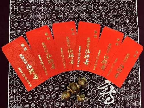 ▲嘉義縣敬老禮金專屬紅包袋印有重陽賀詞與縣長賀章，分採現金與匯款發放。（圖／嘉義縣政府提供）