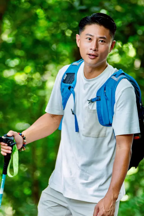 ▲《細細山路私密達》節目挑戰 10 天走完 10 條古道，由彭小刀（如圖）身兼領隊、主持人與「在地客家主人」，全心照顧韓國嘉賓。（圖／細細山路私密達提供）