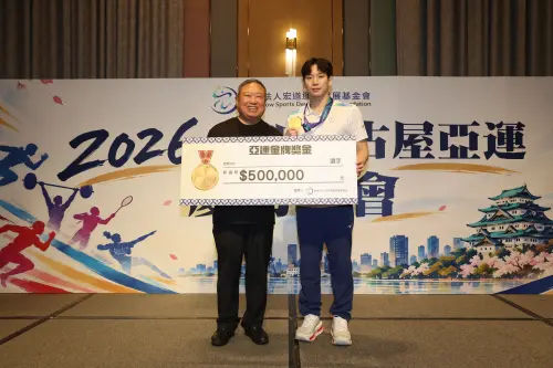 ▲自高中時期即獲宏道基金會支持的王冠閎，本屆勇奪亞運男子游泳金牌，締造台灣泳壇歷史新猷，獲頒50萬元激勵獎金。（圖／宏道基金會提供）