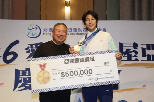 ▲宏道基金會落實「教練同步受獎」制度，林鴻道董事長強調榮耀屬於整體團隊，現場發出百萬獎金力挺選手與後勤教練。（圖／宏道基金會提供）