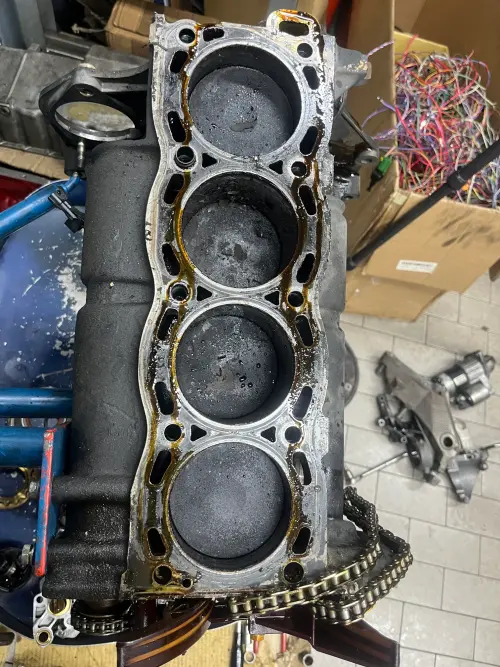 ▲100萬公里Saab老車在翻新過程中，引擎等系統還是能看出明顯積碳以及歷史痕跡。（圖／Saab Taiwan- 總代理商富公司授權使用）