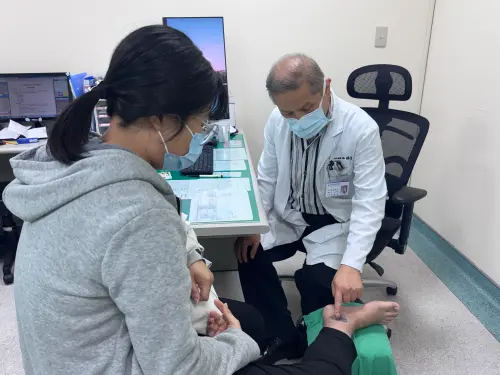 25歲營養師車禍！腳踝被排氣管燙破　醫取「頭皮」植皮3週癒合

