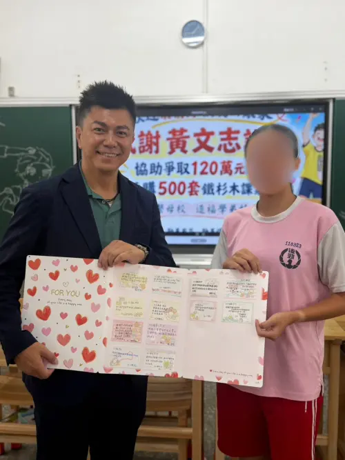 ▲黃文志日前替母校爭取120萬元購置500套全新課桌椅，返校關心使用狀況，收到學弟妹謝卡。（圖／市議員黃文志提供）