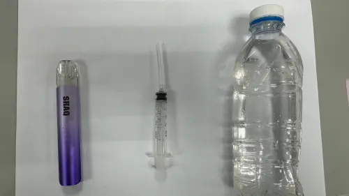 ▲員警於現場更發現疑似毒品電子菸，含毒液體1罐及已使用針筒1支。(圖／記者郭凱杰翻攝)