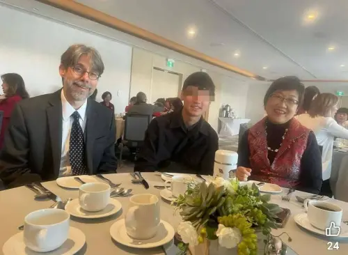 出差變家族旅遊？徐佳青再被爆一家三口同框僑務活動　白營怒了