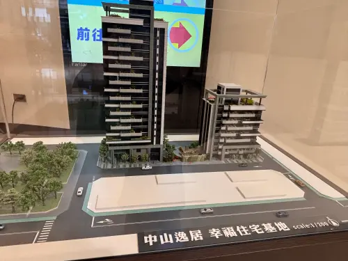 ▲「中山逸居」現場展示建築模型，全案規劃18層與8層雙棟大樓，其中8層棟為獨立婚育宅。（圖／記者徐銘穗攝，2026.10.06）