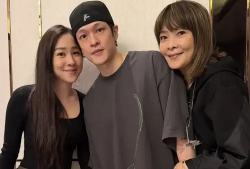 ▲Mark（中）的媽媽Jannine Wong（右）是高檔餐廳老闆，妹妹Joyce（左）則是香港主持人。（圖／Jannine Wong IG@janninewongchingyi）