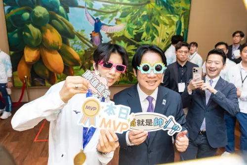 哥就是帥！亞運英雄進總統府　賴清德與林郁婷大玩拍貼機