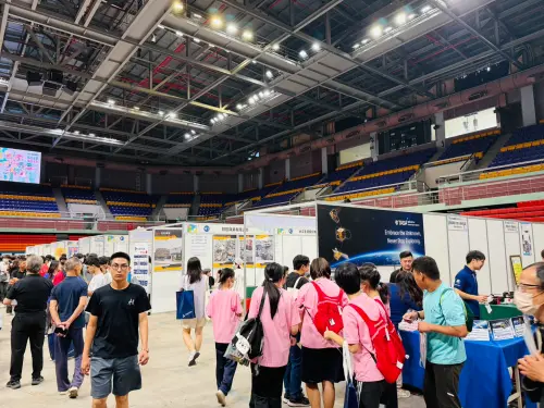 ▲台積電協力廠商辦大型徵才，現場吸引近千名高中職學生及求職、轉職民眾到場。（圖／屏東縣府提供）