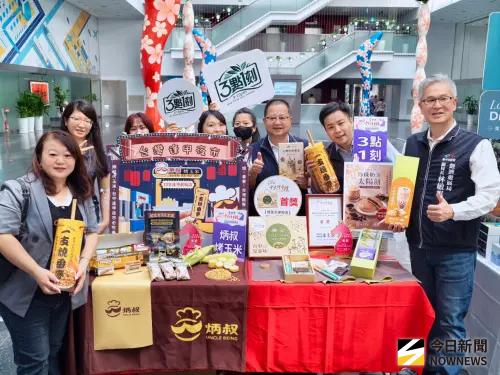 ▲第18屆台中市十大伴手禮評選開跑，包括古典玫瑰園、炳叔烤玉米、3點1刻及七個小日子等上屆首獎品牌，今天熱情參加宣布會。（圖／記者金武鳳攝，2026.10.6)