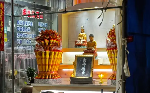 桃園花店門口出現靈堂！遺照竟寫「勿停機車」　在地認：老闆很好