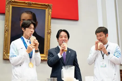 ▲賴清德、李洋、選手林郁婷一同喝高蛋白珍奶。（圖／總統府提供）