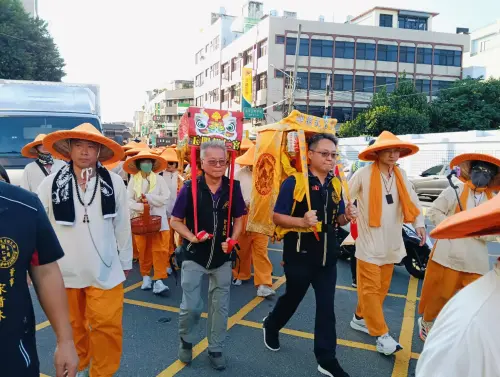 ▲北港武德宮「開基天官武財神」環臺隊伍行經台中烏日隨香隊伍頭戴斗笠、肩扛背轎，一步一腳印邁向烏日街頭，展現信仰的虔誠與力量。(圖／柳榮俊攝2026.10.6)