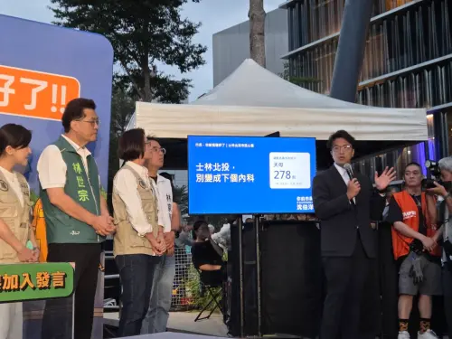 ▲沈伯洋在劍潭站舉行肥皂箱活動，與市民活動。（圖／記者陳佩君攝，2026.10.06）