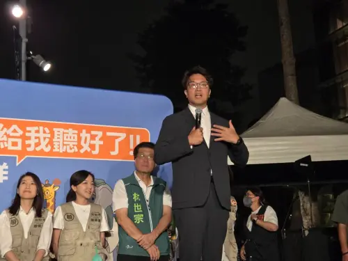▲沈伯洋晚間在劍潭站舉行肥皂箱活動。（圖／記者陳佩君攝，2026.10.06）