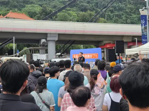 ▲沈伯洋晚間在劍潭站舉行肥皂箱活動，吸引民眾聚集。（圖／記者陳佩君攝，2026.10.06）
