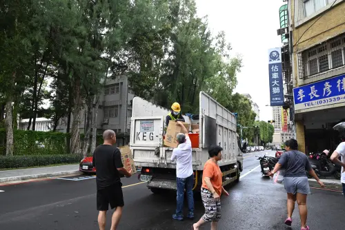 ▲國慶連假家戶清理垃圾，民眾請將一般垃圾、廚餘與資源回收物妥善分類交運。（圖／桃園市環保局提供）
