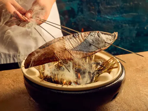 ▲野生鰹魚會特地以高溫稻火快速炙燒，留下魚鮮與微焦稻香。（圖／煙波集團提供）