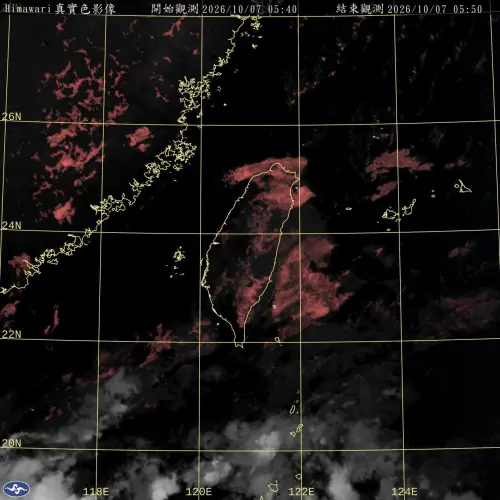 ▲今（7日）晨5時30分真實色雲圖顯示，迎風面低雲多、背風面晴朗。（圖／中央氣象署cwa.gov.tw）