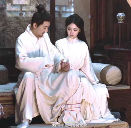 ▲劉學義（左）飾演的林錦岐死前用紅線把譚松韻（右）飾演的許蘭香跟自己綁在一起。（圖／翻攝自微博＠小鹿啃著窩窩頭）