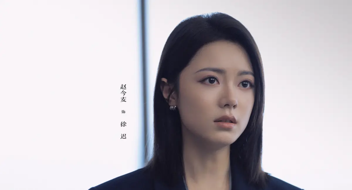 ▲趙今麥在《無可替代》中越級報告，犯了職場大忌，撕掉傻白甜標籤，變成職場綠茶。（圖／翻攝自微博@無可替代）