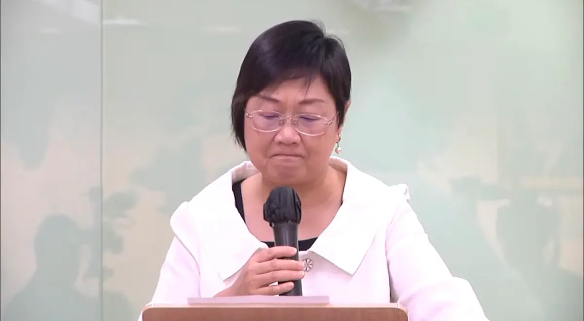 ▲徐佳青哽咽請辭僑委會委員長。（圖／翻攝直播畫面）