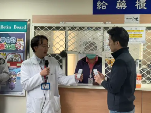 蔣萬安現場拿乾淨針頭組！視察美沙冬門診喊：這是藥品不是毒品