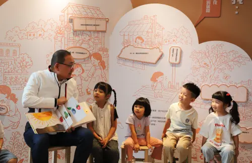 ▲新北市長侯友宜特別到展區的幼兒園「感受之園」，親自為孩子們導讀繪本。（圖／新北市府教育局提供）
