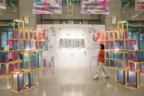 ▲「不思議的幸福」展覽即日起至10月18日免費開放民眾參觀。（圖／新北市府教育局提供）