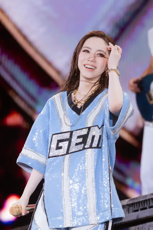 ▲鄧紫棋（如圖）雖已成為巨星，但她卻不擺架子，在台上仍像個小女孩一樣，時而大哭、時而大笑，展現真性情且絲毫不做作。（圖／鄧紫棋工作室微博）