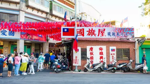 ▲桃園中壢國旗屋掛滿國旗，吸引許多民眾到場拍照、感受雙十節氣氛。（圖／桃園市政府）