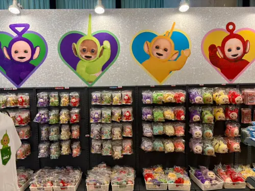 ▲快閃店內整面商品牆掛滿天線寶寶絨毛娃娃與吊飾，除了經典四色，還能看到多種粉嫩配色版本。（圖／記者林若瑋攝）