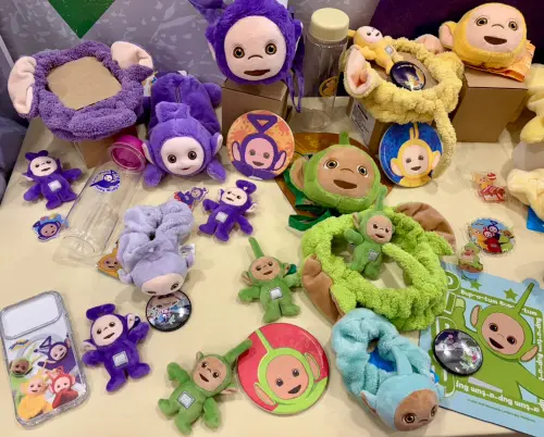 ▲《天線寶寶》快閃店商品種類相當豐富，丁丁、迪西、拉拉、小波相關絨毛周邊一次排開。（圖／記者林若瑋攝）