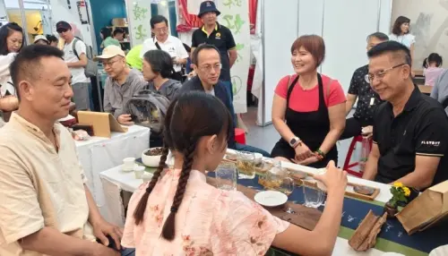 ▲現場有專業的小小茶藝師，沖泡高雄山茶邀民眾品茗。（圖／高市府農業局提供）
