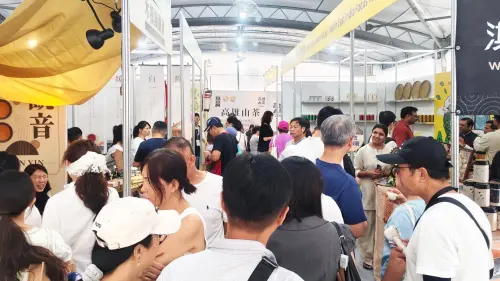 ▲2026南投世界茶業博覽會現場人潮熱絡，高雄山茶展區透過茶品展示、試飲及交流體驗，吸引全國茶友循著茶香認識來自高雄山林的特色好茶。（圖／高市府農業局提供）