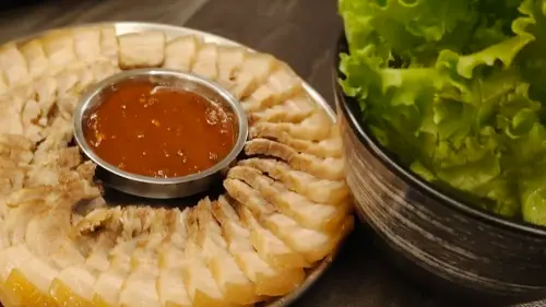 ▲ 「白切肉」選用優質五花肉，加入蔬果慢火燉煮，切片上桌後，可以依照喜好搭配特製沾醬、蒜頭或韓式泡菜一起享用。（圖／記者陳美嘉攝）