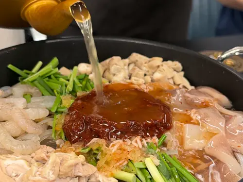 ▲ 店內的「章腸蝦鍋」也是人氣料理之一。（圖／記者陳美嘉攝）