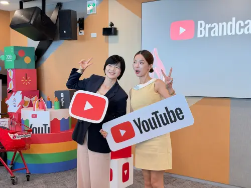 ▲奎丁（右）透露，目前YouTube Shopping分潤已占頻道總收益約8成，從過去覺得商品標記麻煩，到現在上片後就會優先找商品標記。（圖／記者周淑萍攝）