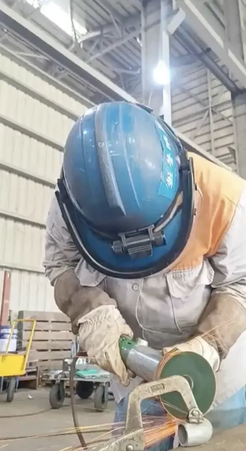 ▲阿努應徵來台擔任綠能白領技師，實際卻在工廠操作磨砂機、搬水泥等工作，根本用不到專業技術，薪水也大幅減少。（圖／阿努提供）