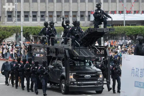 ▲內政部警政署維安特勤大隊搭乘戰術攻堅車於國慶大會登場，展示現代科技警政裝備。（圖／翻攝自中華民國讚國慶粉專）
