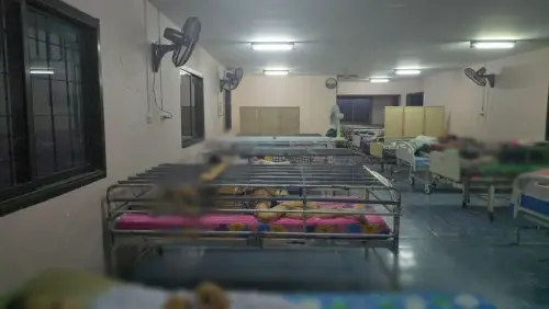 泰國養老院爆虐待！鐵籠鎖床「比動物還不如」　老婦偷塞紙條獲救
