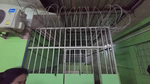 ▲養老院現場宛如監獄。（圖／翻攝自太陽報）